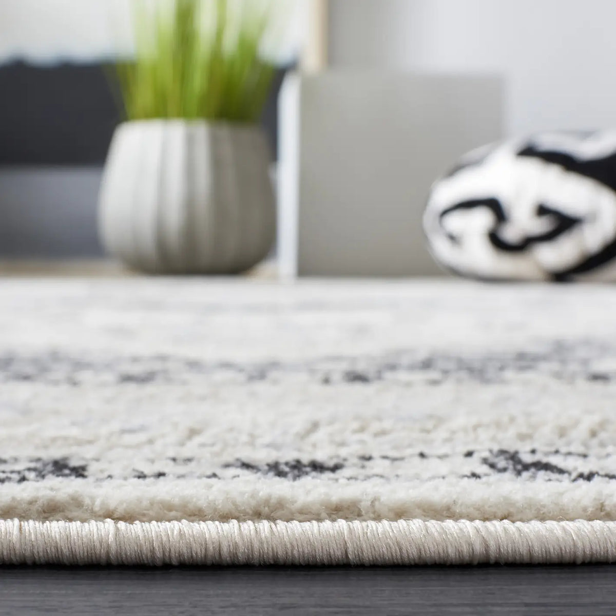 Safavieh Brentwood 4'-0" x 6'-0" Rug in Ivory / Black