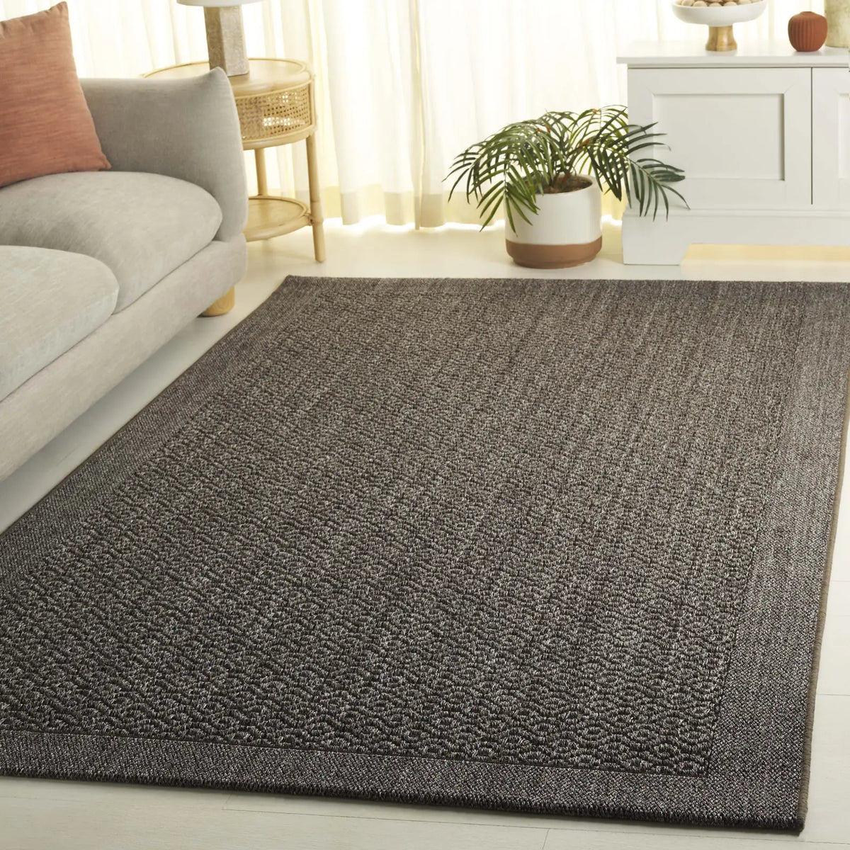 Safavieh Palm Beach 4'-0" x 6'-0" Rug in Silver