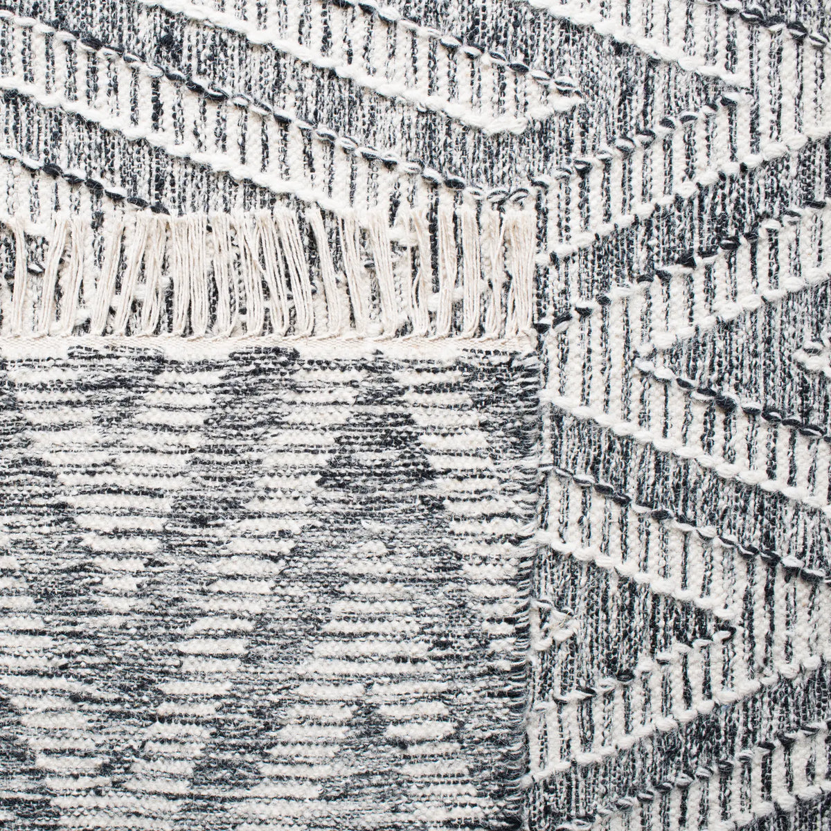 Safavieh Kilim 4'-0" x 6'-0" Rug in Black / Ivory