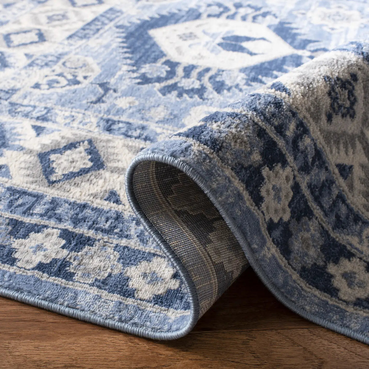 Safavieh Kazak 100 4'-0" x 6'-0" Rug in Blue / Creme