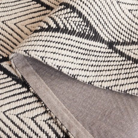 Safavieh Marbella 4'-0" x 6'-0" Rug in Black / Ivory