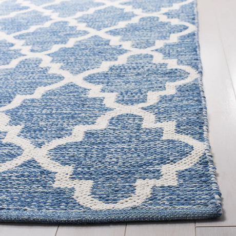 Safavieh Montauk 5'-0" x 8'-0" Rug in Blue / Ivory