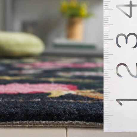 Safavieh Chelsea 3'-9" x 5'-9" Rug in Black / Pink