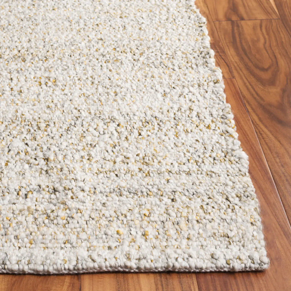 Safavieh Renewal 4'-0" x 6'-0" Rug in Beige / Gold