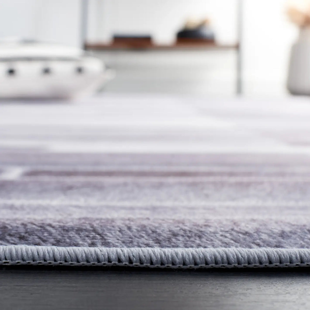 Safavieh Faux Hide 4'-0" x 6'-0" Rug in Grey / Ivory