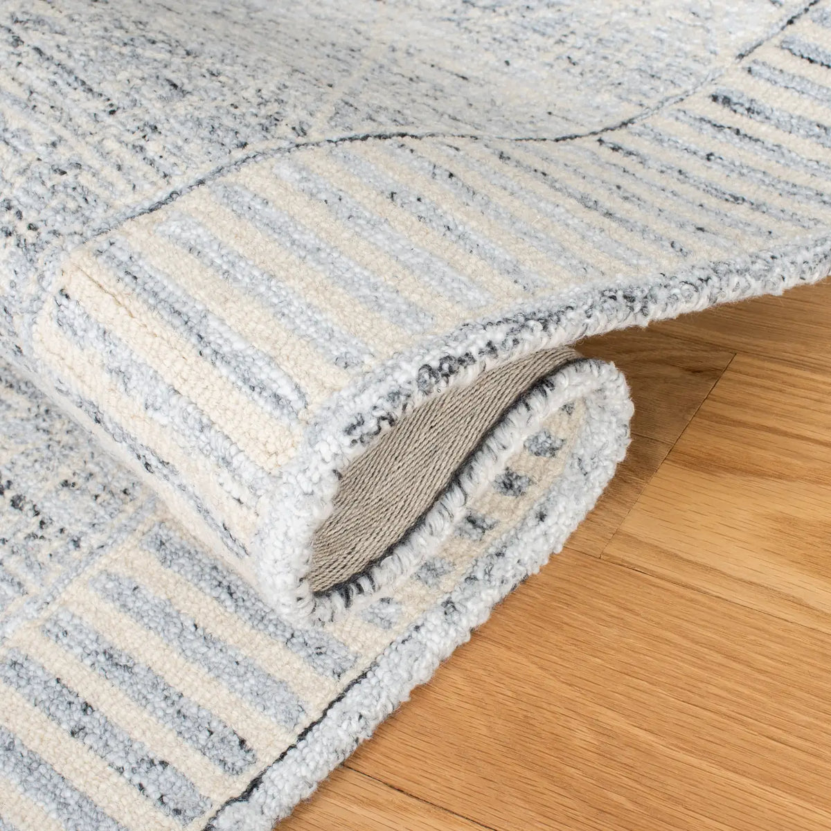 Safavieh Roslyn 4'-0" x 6'-0" Rug in Grey / Ivory