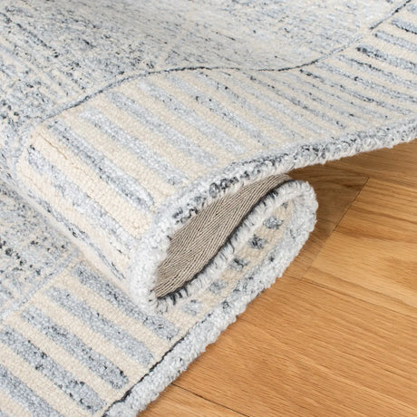 Safavieh Roslyn 4'-0" x 6'-0" Rug in Grey / Ivory