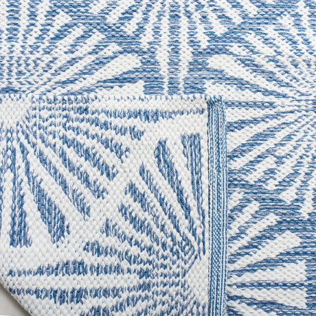 Safavieh Montauk 5'-0" x 8'-0" Rug in Blue / Ivory