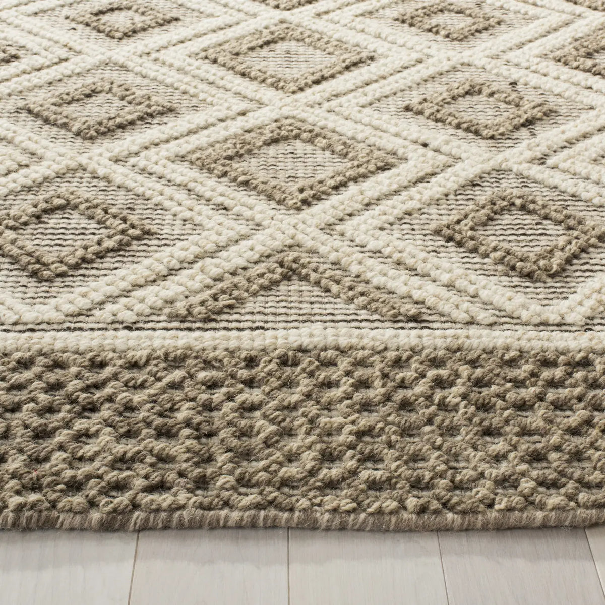 Safavieh Vermont 4'-0" x 6'-0" Rug in Beige / Ivory