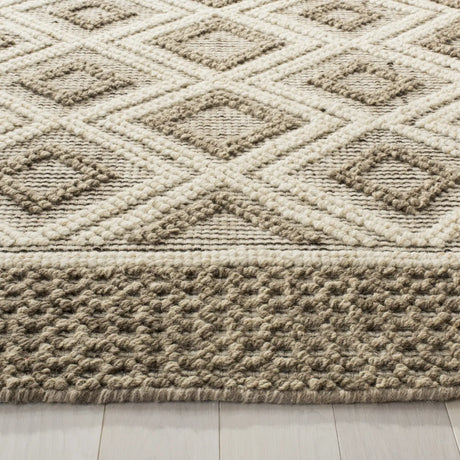 Safavieh Vermont 4'-0" x 6'-0" Rug in Beige / Ivory