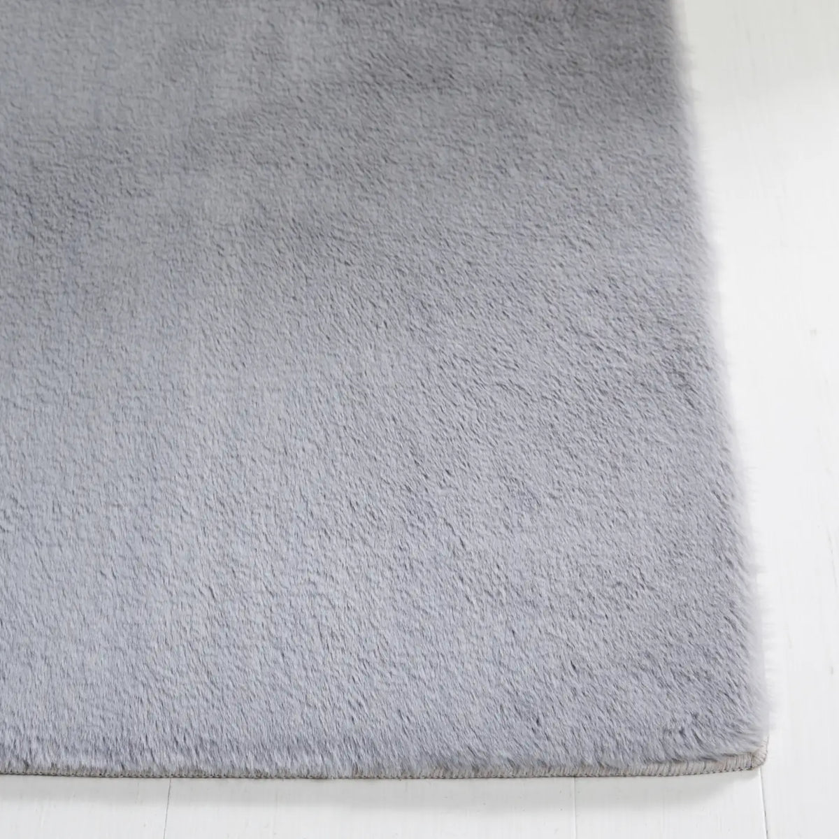 Safavieh Faux Rabbit Fur 5'-0" x 7'-0" Rug in Light Grey