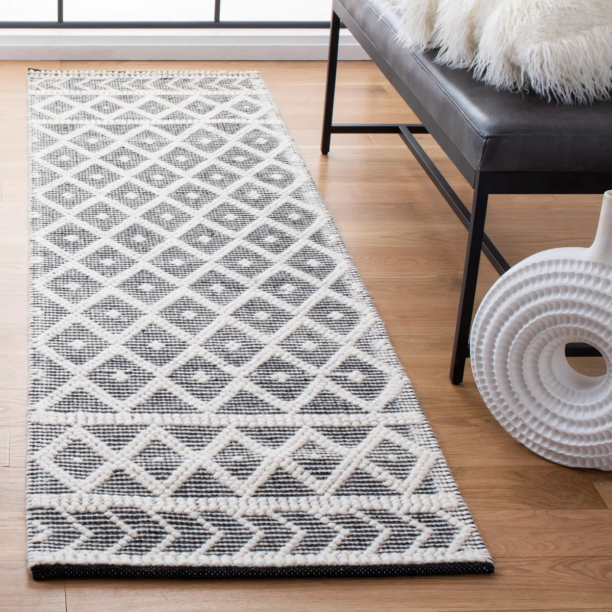 Safavieh Natura 2'-3" x 8'-0" Rug in Ivory / Black