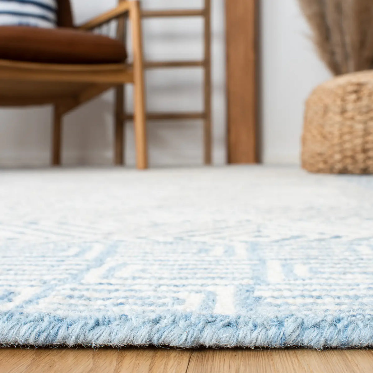 Safavieh Roslyn 4'-0" x 6'-0" Rug in Light Blue / Ivory