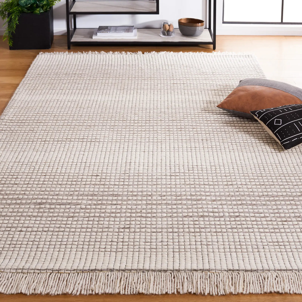 Safavieh Marbella 4'-0" x 6'-0" Rug in Ivory / Dark Brown