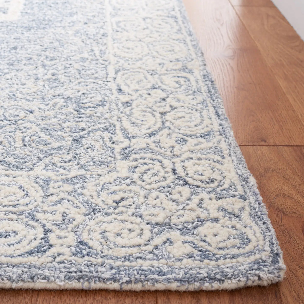 Safavieh Abstract 4'-0" x 6'-0" Rug in Ivory / Blue