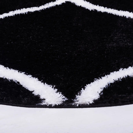 Safavieh Tahoe Shag 6'-7" x 6'-7" Rug in Black / White