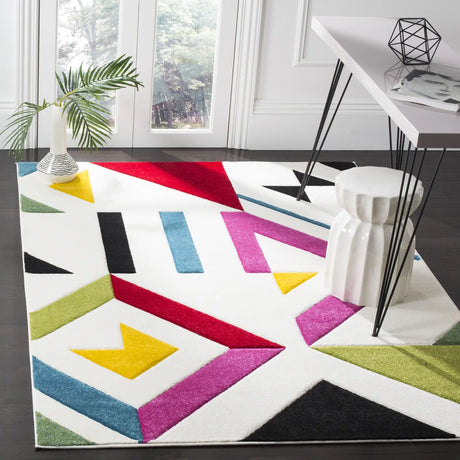 Safavieh Hollywood 4'-0" x 6'-0" Rug in Ivory / Rose