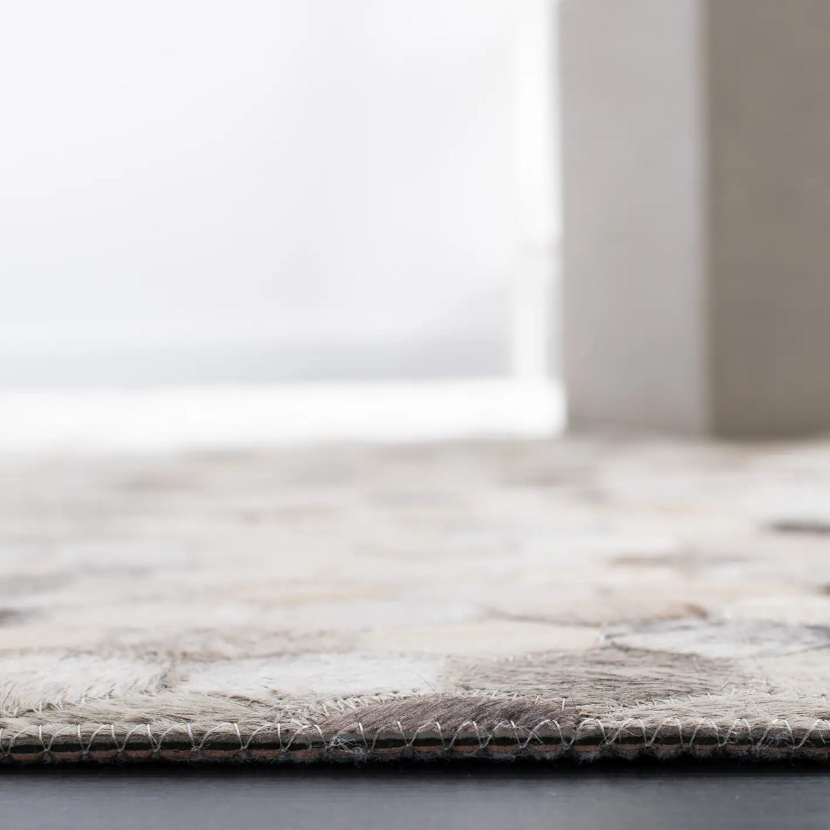 Safavieh Studio Leather 4'-0" x 6'-0" Rug in Ivory / Grey