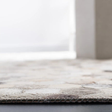 Safavieh Studio Leather 4'-0" x 6'-0" Rug in Ivory / Grey