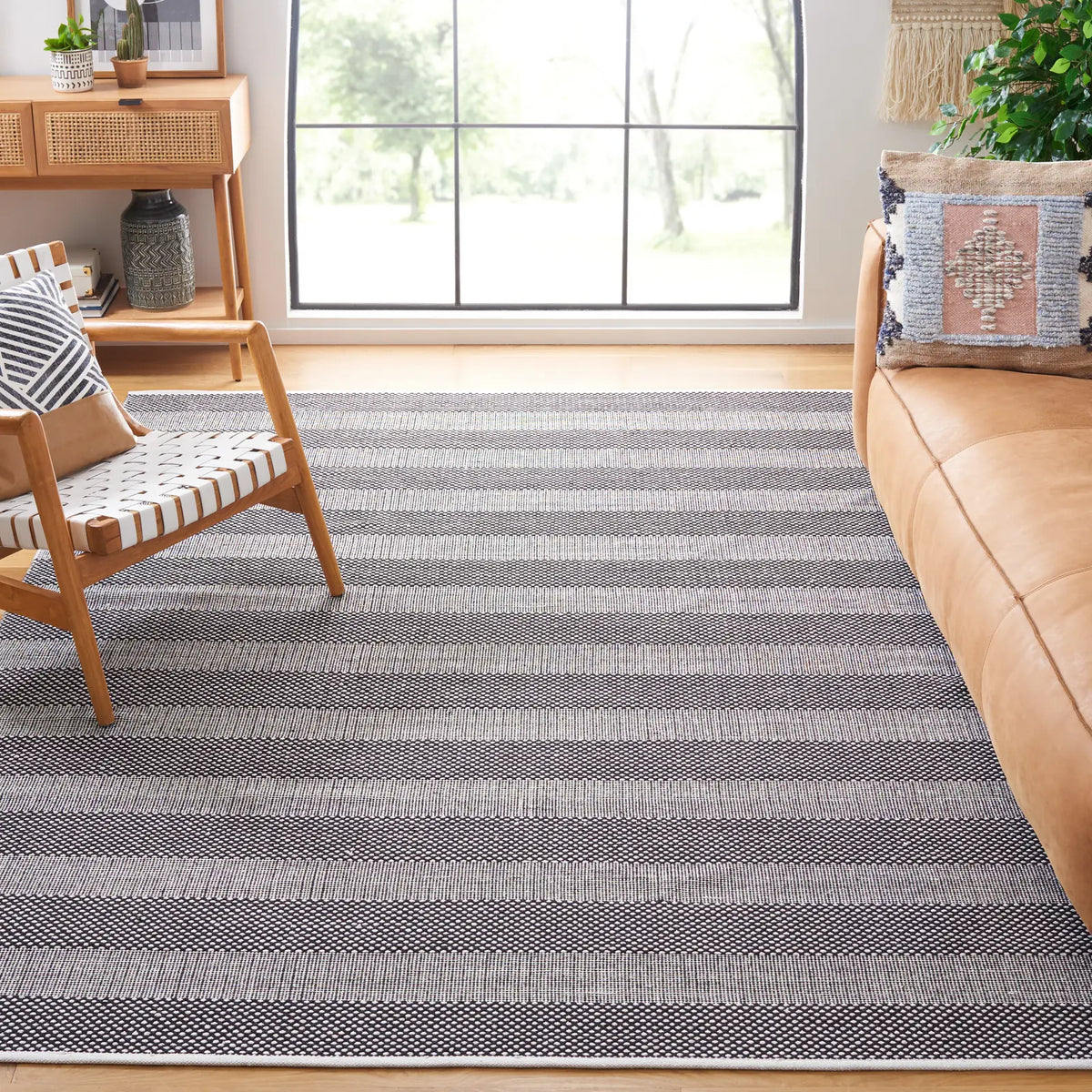 Safavieh Striped Kilim 6'-0" x 9'-0" Rug in Ivory / Black