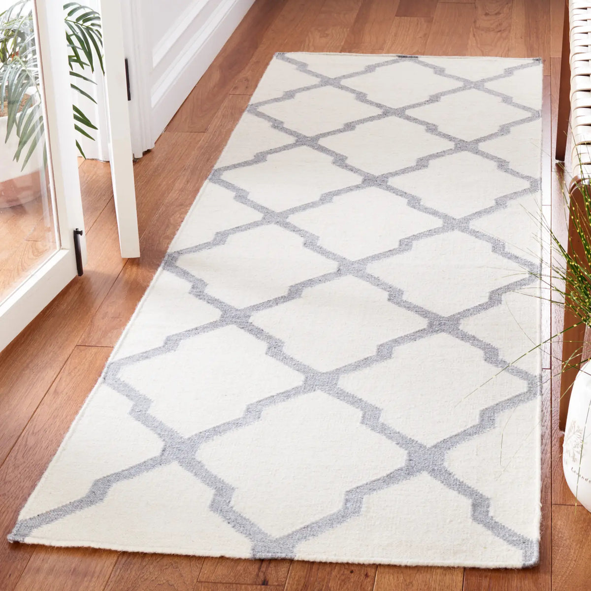 Safavieh Dhurries 2'-6" x 8'-0" Rug in Ivory / Grey