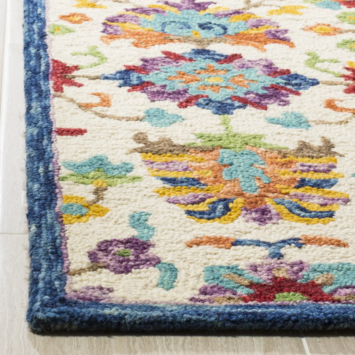 Safavieh Aspen 4'-0" x 6'-0" Rug in Ivory / Blue