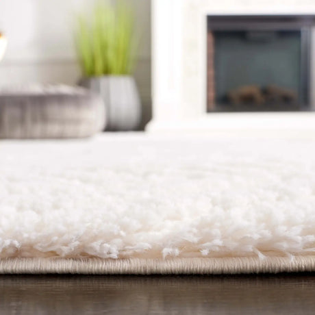 Safavieh Tahoe Shag 4'-0" x 6'-0" Rug in White