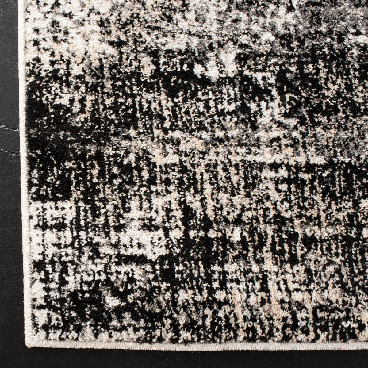 Safavieh Adirondack 4'-0" x 6'-0" Rug in Silver / Black