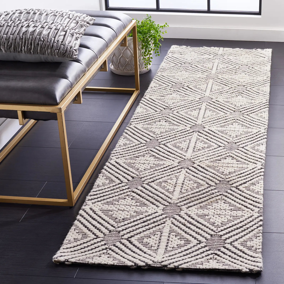 Safavieh Marbella 2'-3" x 8'-0" Rug in Ivory / Black