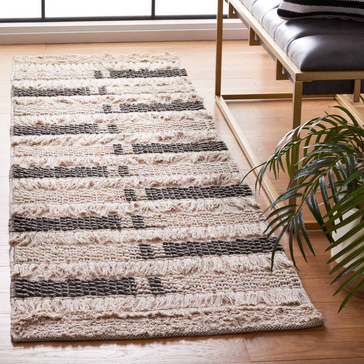 Safavieh Natura 2'-3" x 8'-0" Rug in Beige / Grey