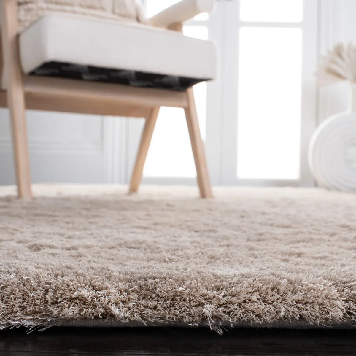 Safavieh Shag 4'-0" x 6'-0" Rug in Dark Beig