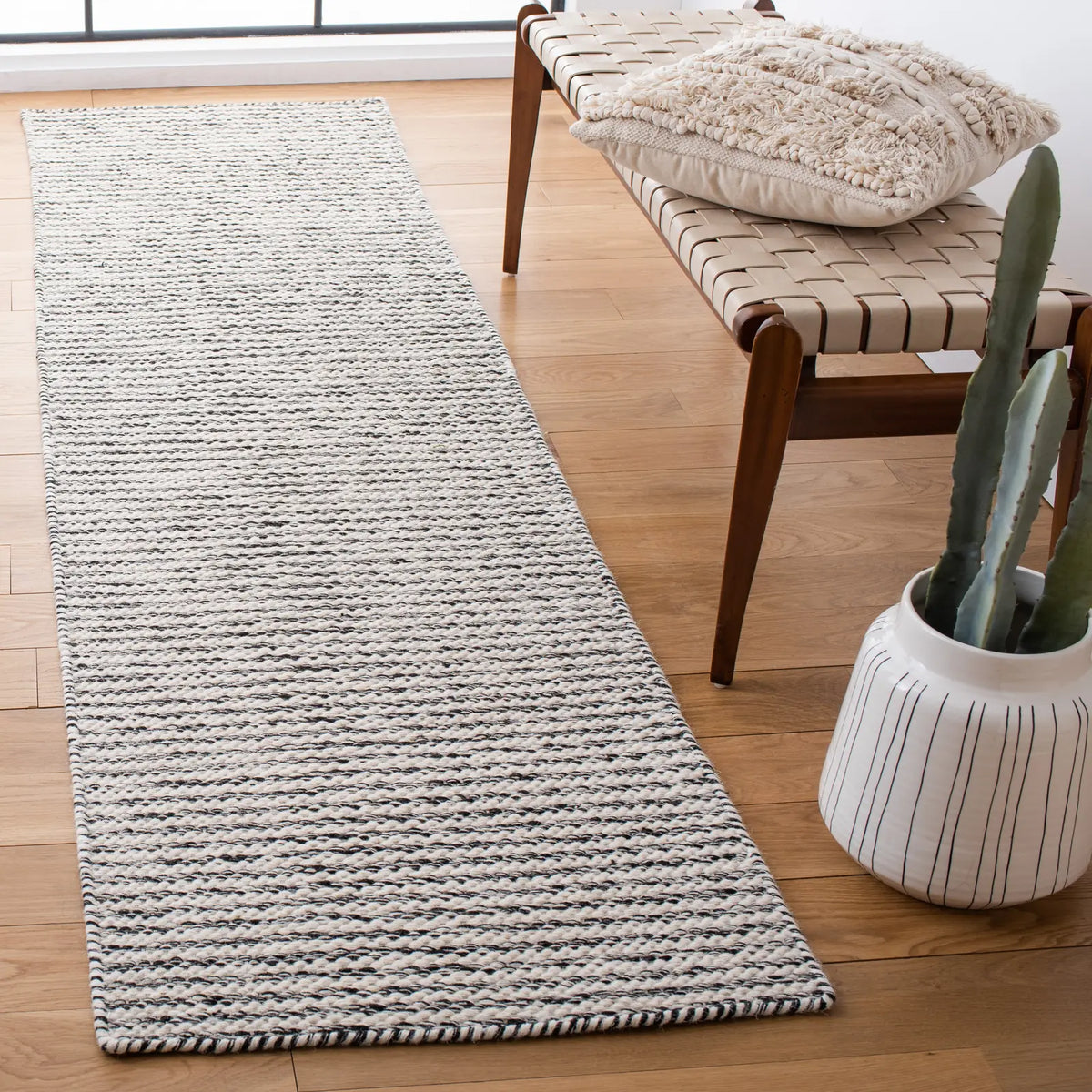 Safavieh Kilim 2'-3" x 9'-0" Rug in Black / Ivory