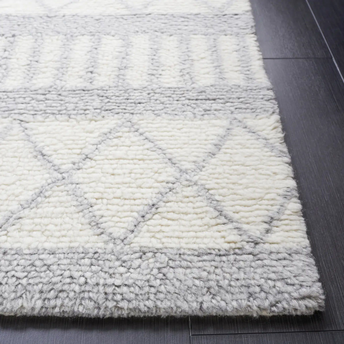 Safavieh Vermont 4'-0" x 6'-0" Rug in Ivory / Grey