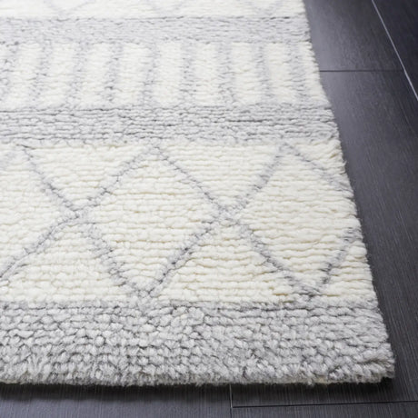 Safavieh Vermont 4'-0" x 6'-0" Rug in Ivory / Grey