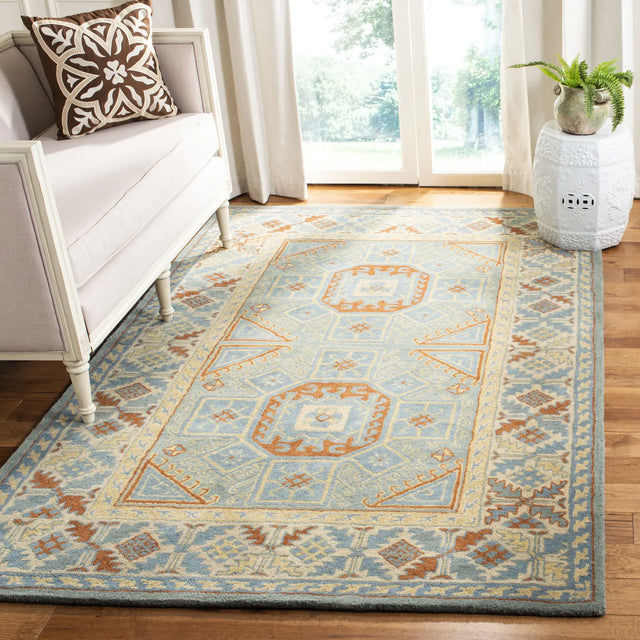 Safavieh Heritage 4'-0" x 6'-0" Rug in Blue / Beige