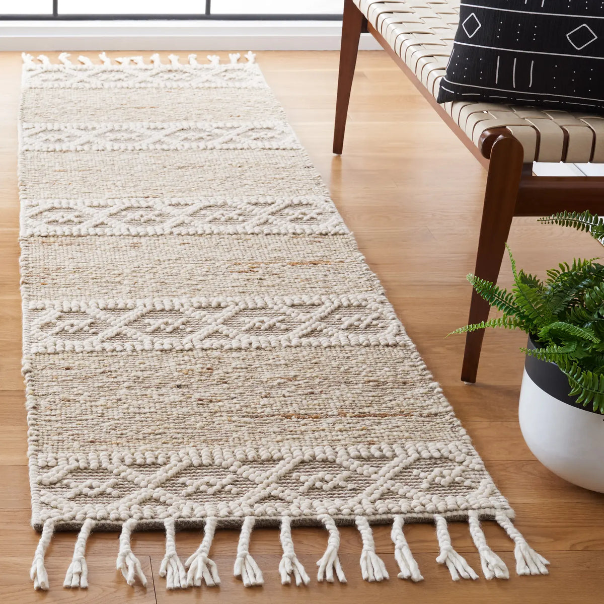 Safavieh Natura 2'-3" x 8'-0" Rug in Ivory / Beige