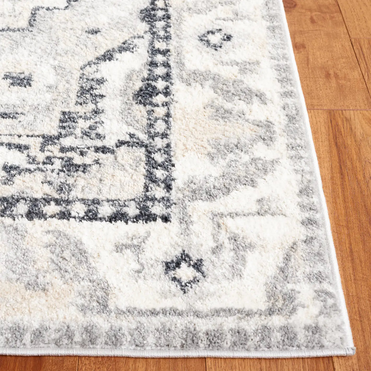 Safavieh Layla 4'-5" x 6'-5" Rug in Ivory Grey / Charcoal