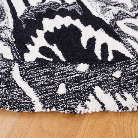 Safavieh Ikat 6'-0" x 6'-0" Rug in Black / Ivory