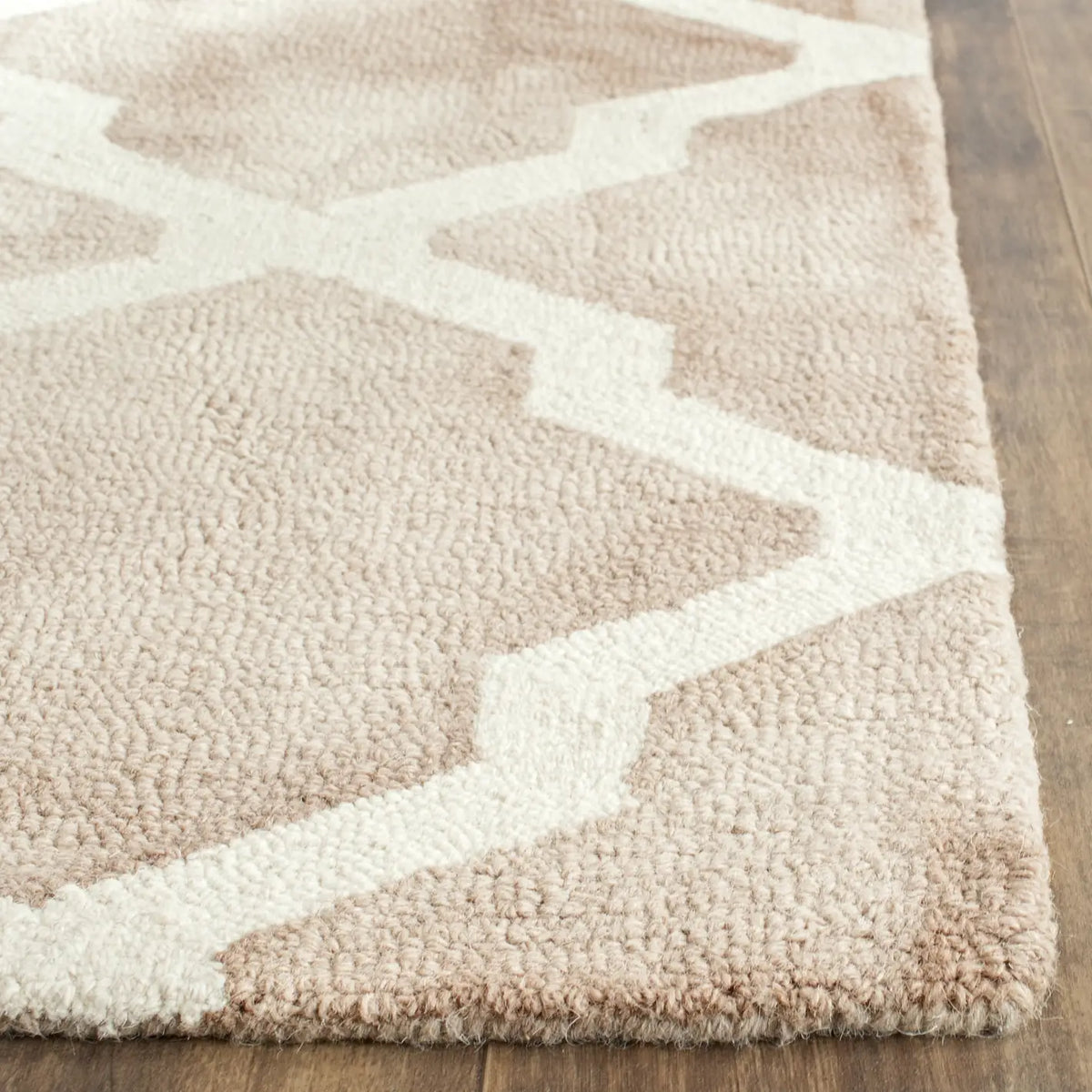 Safavieh Dip Dye 4'-0" x 6'-0" Rug in Beige / Ivory