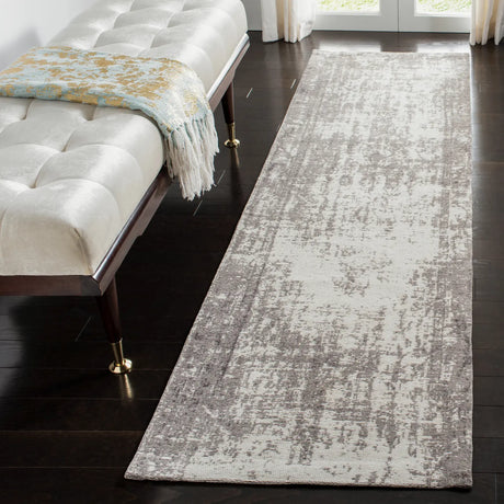 Safavieh Classic Vintage 2'-3" x 10'-0" Rug in Silver / Ivory