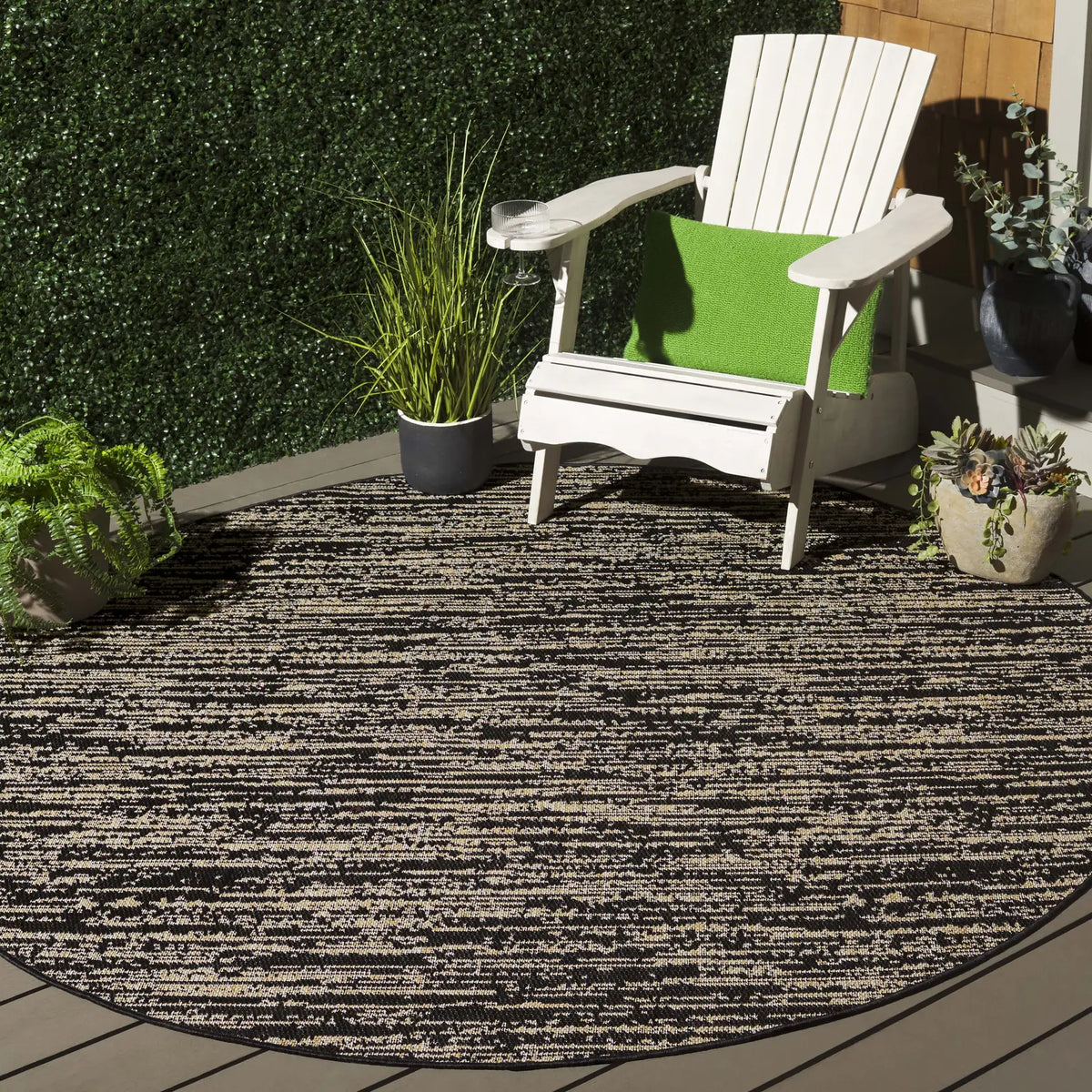 Safavieh Beach House 6'-7" x 6'-7" Rug in Black / Beige