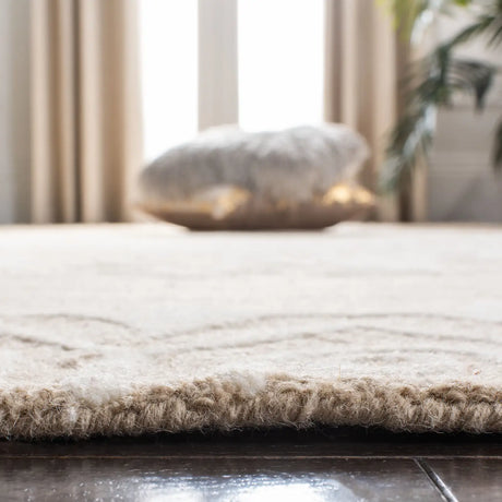 Safavieh Bella 6'-0" x 9'-0" Rug in Beige / Ivory