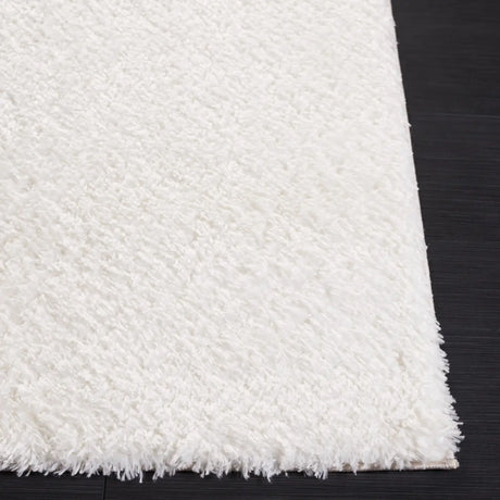 Safavieh Tahoe Shag 4'-0" x 6'-0" Rug in White