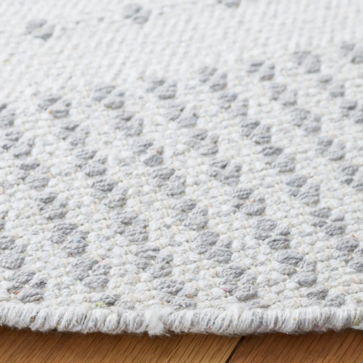 Safavieh Montauk 6'-0" x 6'-0" Rug in Light Grey / Ivory