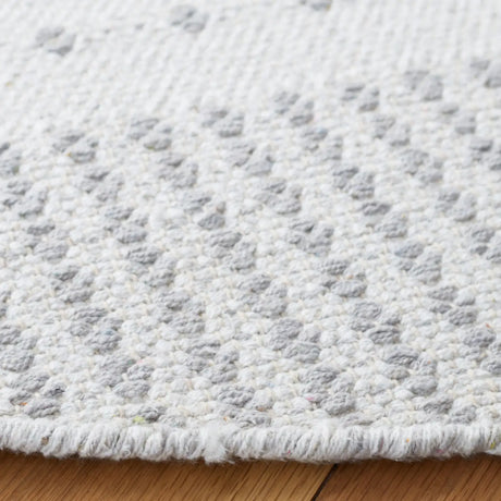 Safavieh Montauk 6'-0" x 6'-0" Rug in Light Grey / Ivory