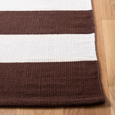Safavieh Montauk 4'-0" x 6'-0" Rug in Chocolate / Ivory