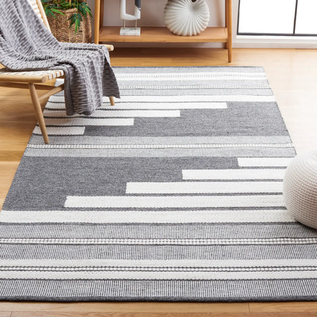Safavieh Kilim 4'-0" x 6'-0" Rug in Ivory / Dark Grey