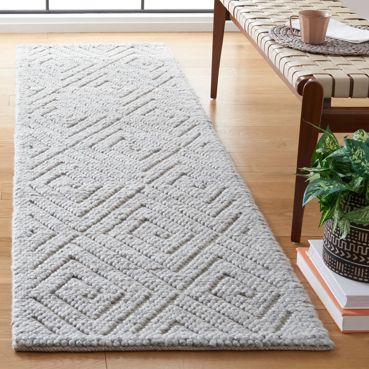 Safavieh Natura 2'-3" x 8'-0" Rug in Grey