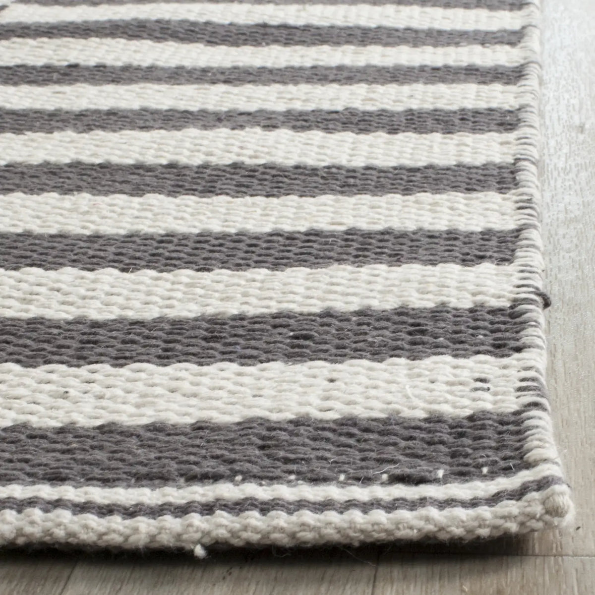 Safavieh Montauk 2'-3" x 11'-7" Rug in Ivory / Grey
