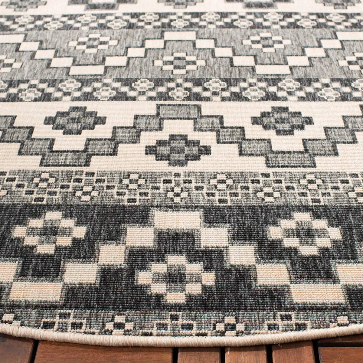 Safavieh Veranda 6'-7" x 6'-7" Rug in Grey / Beige